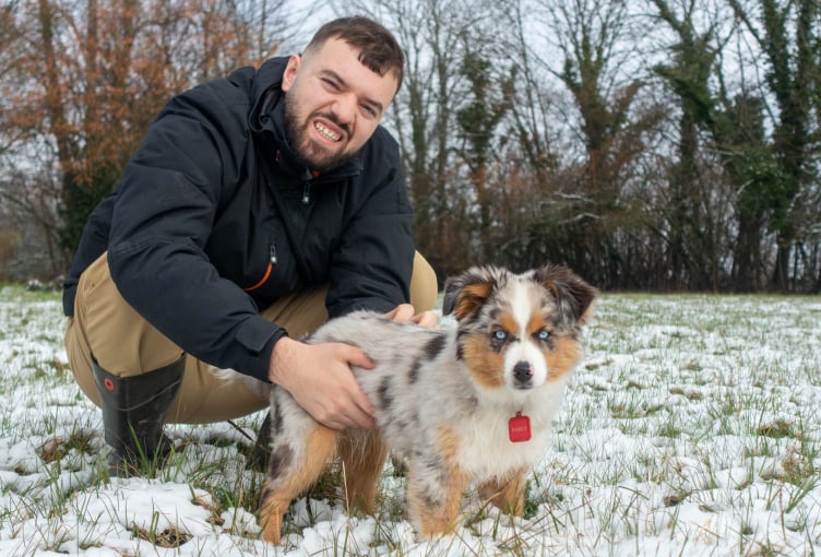 Maxime HARI, éducateur canin, en séance pratique dans le Pays de Gex